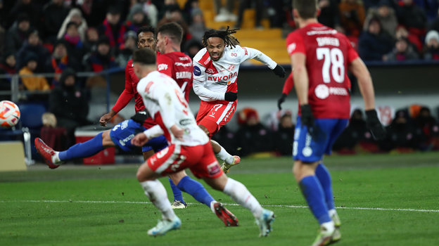 Полузащитник «Спартака» Тео Бонгонда (в центре) забивает гол в матче РПЛ против ЦСКА. Полузащитник «Спартака» Тео Бонгонда забивает гол в матче РПЛ против ЦСКА