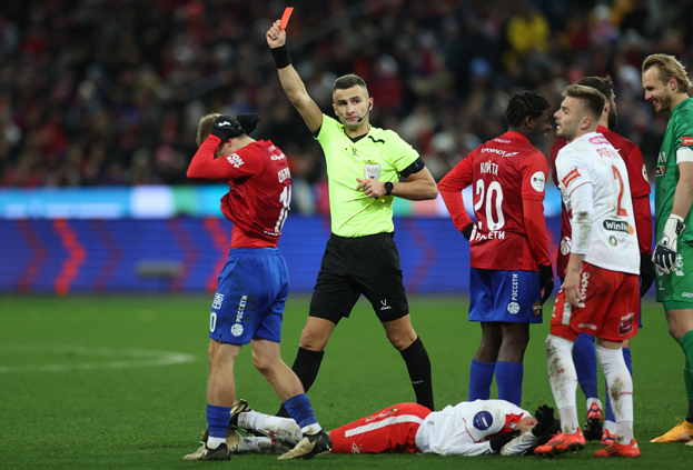 Судья Алексей Сухой (в центре) показывает красную карточку Ивану Облякову (слева). Судья Алексей Сухой (в центре) показывает красную карточку Ивану Облякову