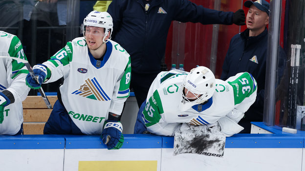 Игроки «Салавата Юлаева» Александр Шаров и Семен Вязовой. Игроки «Салавата Юлаева» Александр Шаров и Семен Вязовой