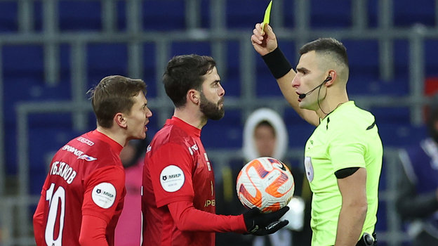 Полузащитники ЦСКА Иван Обляков и Миралем Пьянич и судья Алексей Сухой. Полузащитники ЦСКА Иван Обляков и Миралем Пьянич и судья Алексей Сухой
