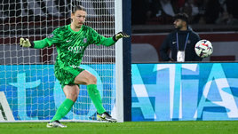 Вратарь «ПСЖ» Матвей Сафонов отражает удар в матче против «Ланса» (1:0) 2 ноября 2024 года