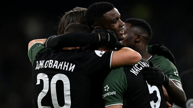 Нападающий «Краснодара» Джон Кордоба (в центре) празднует гол с партнерами в матче против «Оренбурга». Нападающий «Краснодара» Джон Кордоба (в центре) празднует гол в матче против «Оренбурга»