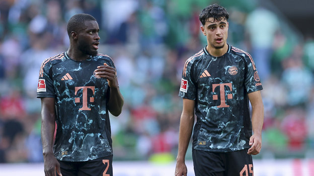 Дайот Упамекано и Александр Павлович («Бавария»).