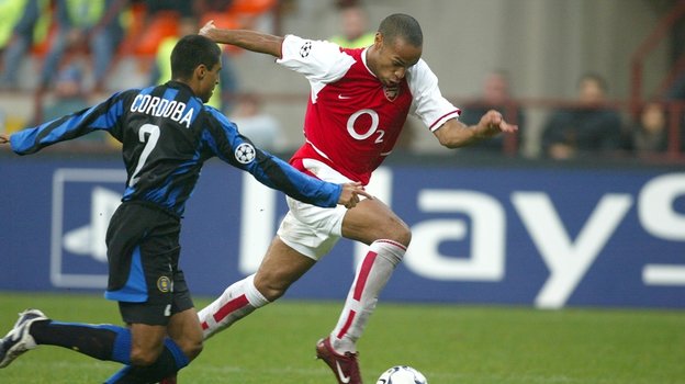 Иван Кордоба и Тьерри Анри в матче «Интер» — «Арсенал».