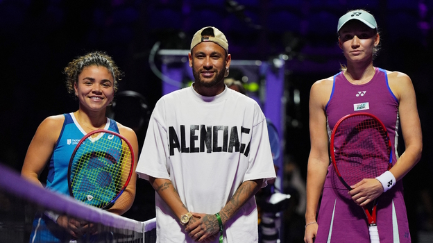 Ясмин Паолини, Неймар и Елена Рыбакина перед матчем Итогового турнира.