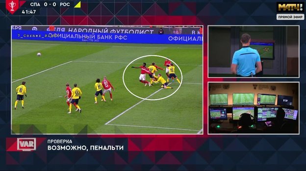 Судья Василий Казарцев смотрит повтор эпизода с фолом Виктора Мелехина на Шамаре Николсоне.