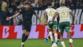 Страшилки из Бразилии: на поле во время матча кинули свиную голову, Юри Алберто чуть не сломал об нее ногу