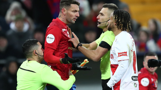 Защитник ЦСКА Виллиан Роша разговаривает с арбитром Алексеем Сухим.