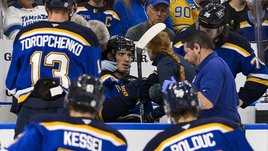 Страшный момент в НХЛ. Шайба попала форварду «Сент-Луиса» в шею — он потерял сознание на скамейке