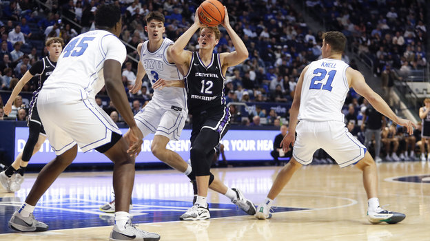 Разыгрывающий «Университета Бригама Янга» Егор Демин (№ 3) против игрока «Арканзаса» в матче 5 ноября 2024 года. Разыгрывающий «Университета Бригама Янга» Егор Демин (№ 3) против игрока «Арканзаса» в матче 5 ноября 2024 года