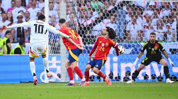 Мяч попал в руку Марка Кукурельи после удара Джамала Мусиалы в матче Евро-2024 Испания — Германия.