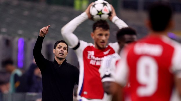 Главный тренер «Арсенала» Микель Артета (слева).