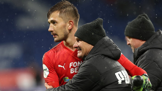 Вратарь «Ростова» Рустам Ятимов и тренер вратарей Виталий Кафанов. Вратарь «Ростова» Рустам Ятимов и тренер вратарей Виталий Кафанов