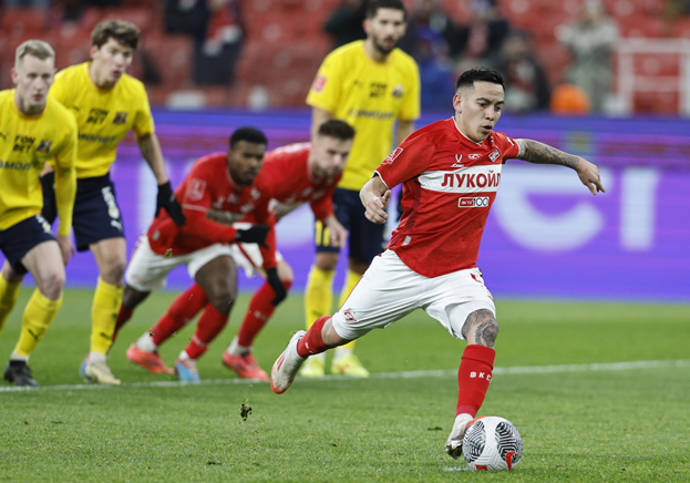 Полузащитник «Спартака» Эсекиэль Барко бьет пенальти в матче против «Ростова». Полузащитник «Спартака» Эсекиэль Барко бьет пенальти в матче против «Ростова».