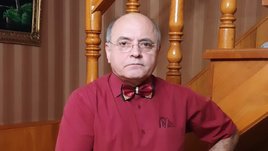 «Подошли и засунули в куртку гранату». Легендарного комментатора боев задержали в Махачкале