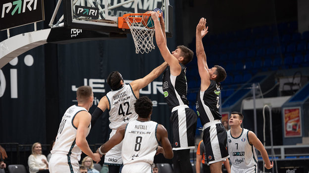 Баскетболисты «Автодора» в матче против «Пари НН». Баскетболисты «Автодора» в матче против «Пари НН».