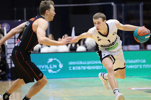 Баскетболист «Автодора» Виталиус Пранаускас (справа). Баскетболист Виталиус «Автодора» Пранаускас (справа).