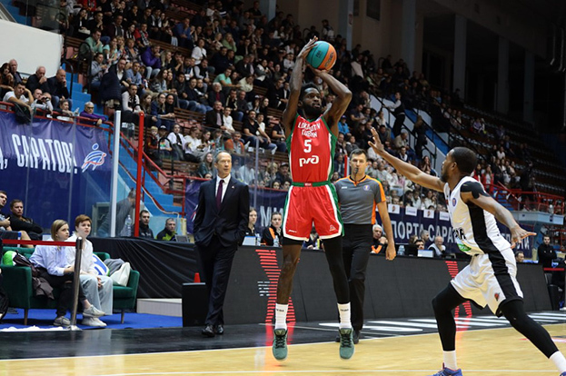 Главный тренер «Локомотива-Кубань» Андрей Ведищев (слева) наблюдает за матчем против «Автодора». Главный тренер «Локомотива-Кубань» Андрей Ведищев (слева) наблюдает за матчем против «Автодора».