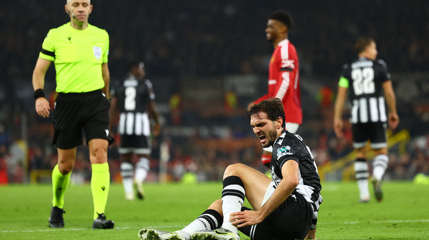 Магомед Оздоев на газоне.