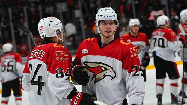 Игроки «Авангарда» Михаил Гуляев и Дмитрий Злодеев.