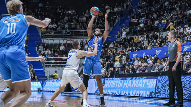 Форвард «Зенита» Омари Спеллмен (с мячом) в матче против «Енисея».