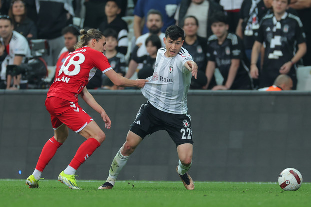 Полузащитник «Бешикташа» Бактиер Зайнутдинов (в белом) в матче против «Самсунспора».