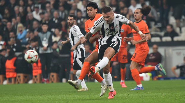 Нападающий «Бешикташа» Чиро Иммобиле в матче против «Айнтрахта».