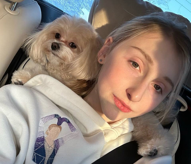 Софья Муравьева со своей собакой.