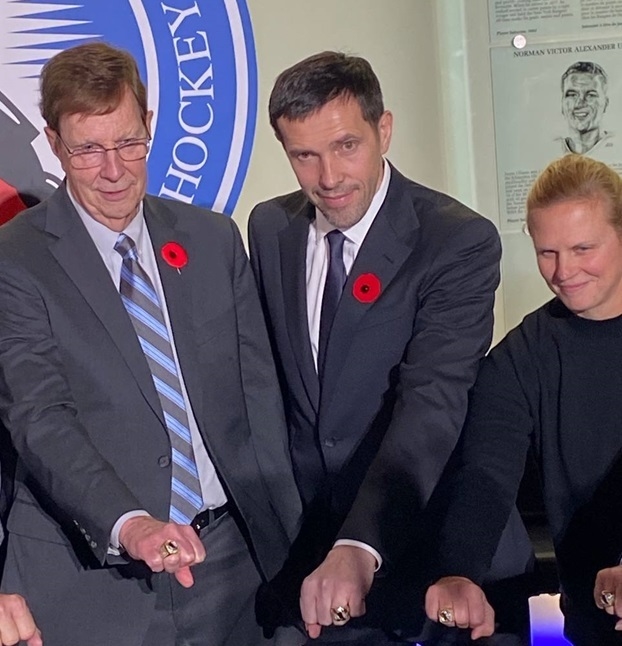 Павел Дацюк во время вручения перстня в преддверии церемонии введения в Зал славы.