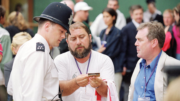 Дамир Докич (в центре) разговаривает с полицейским на Уимблдоне в 2000 году. Дамир Докич (в центре) разговаривает с полицейским на Уимблдоне в 2000 году