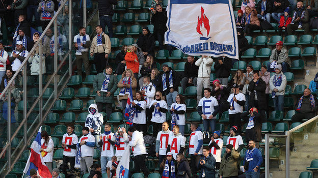 Болельщики «Факела» во время матча 15-го тура чемпионата России против «Локомотива».