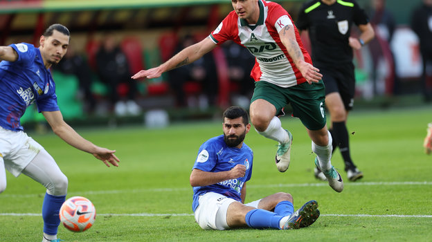 Капитан «Факела» Ираклий Квеквескири (в центре) и капитан «Локомотива» (справа) Дмитрий Баринов в матче 15-й тур чемпионата России. РПЛ. «Локомотив» (Москва) — «Факел» — (2:1).