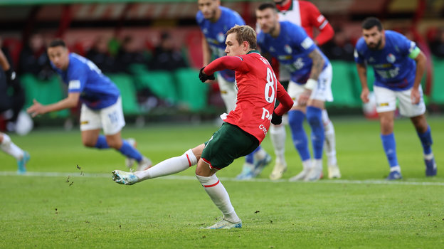 Полузащитник «Локомотива» Алексей Батраков забивает гол с пенальти в матче 15-го тур чемпионата России.