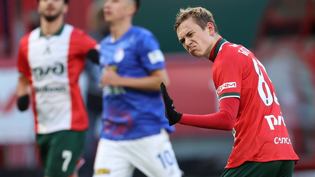 Полузащитник «Локомотива» Алексей Батраков празднует первый гол в матче с «Факелом».