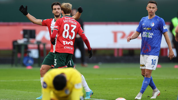 Нападающий «Локомотива» Эдгар Севикян поздравляет Алексея Батракова (№83) с голом в матче 15-го тура чемпионата России.