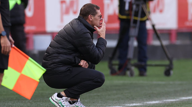 Главный тренер «Факела» Дмитрий Пятибратов.