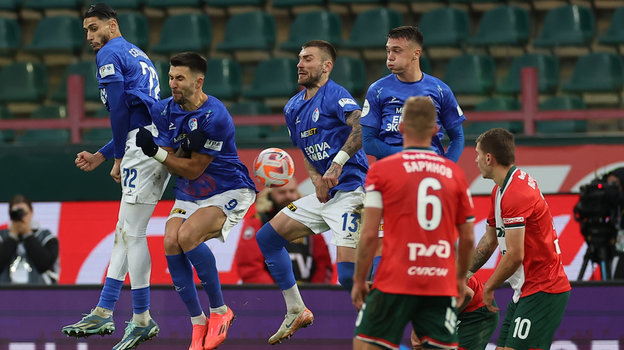 Стенка из футболистов «Факела».