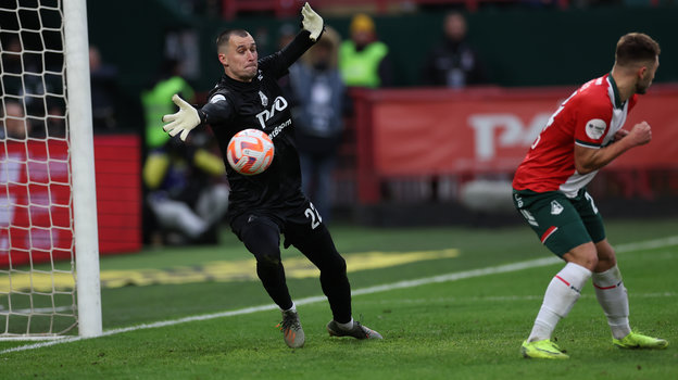 Нападающий «Факела» Евгений Марков (за кадром) сравнял счет в матче с «Локомотивом».