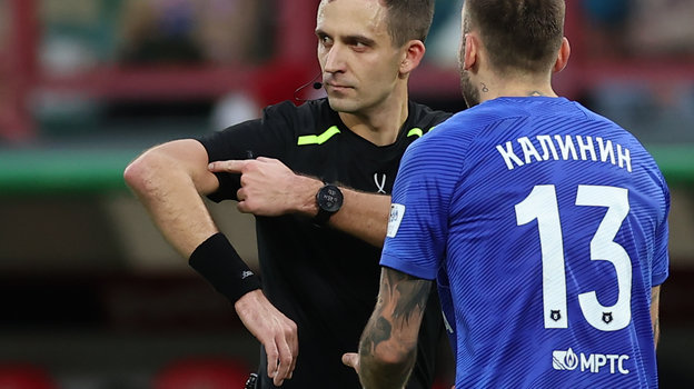 Судья Сергей Цыганок и защитник «Факела» Игорь Калинин в матче 15-го тура чемпионата России.