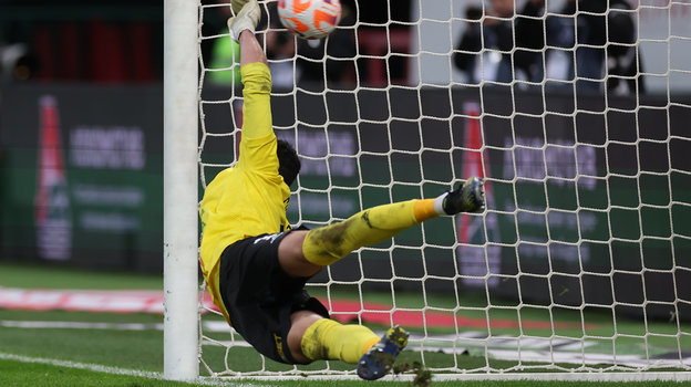 Вратарь «Факела» Виталий Гудиев пропускает второй гол с пенальти.