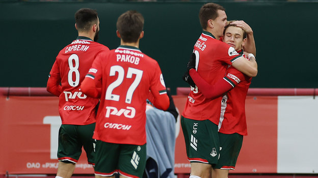 Футболисты «Локомотива» празднуют второй гол в ворота «Факела» в матче 15-го тура чемпионата России.