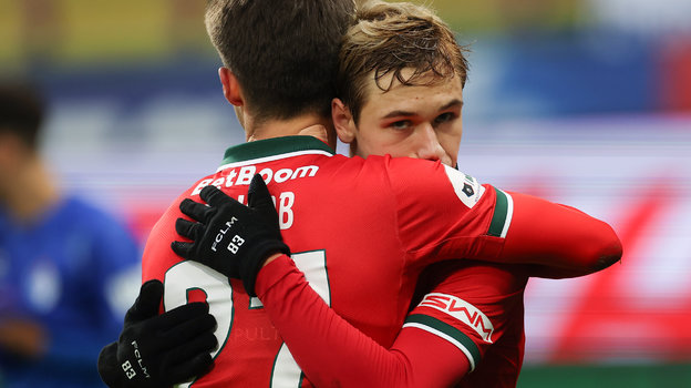 Футболисты «Локомотива» Вадим Раков и Алексей Батраков поздравляют друг друга с победой в матче 15-го тура чемпионата России.