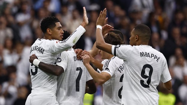 Футболисты «Реала» празднуют победу над «Осасуной».