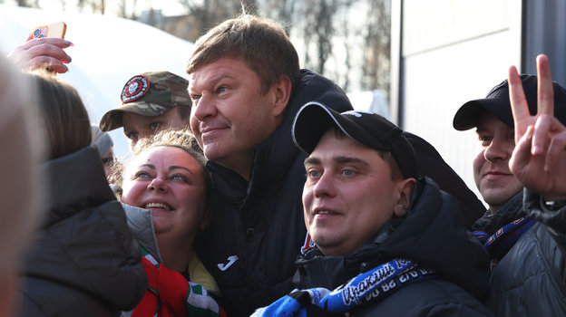 Комментатор Дмитрий Губерниев перед матчем с болельщиками