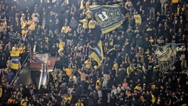 Сожгли флаг и кричали «К черту Палестину!». Новые подробности нападения на фанатов «Маккаби» в Амстердаме