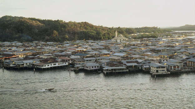 Дома на сваях в районе Кампонг-Айер в Брунее. Дома на сваях в районе Кампонг-Айер в Брунее