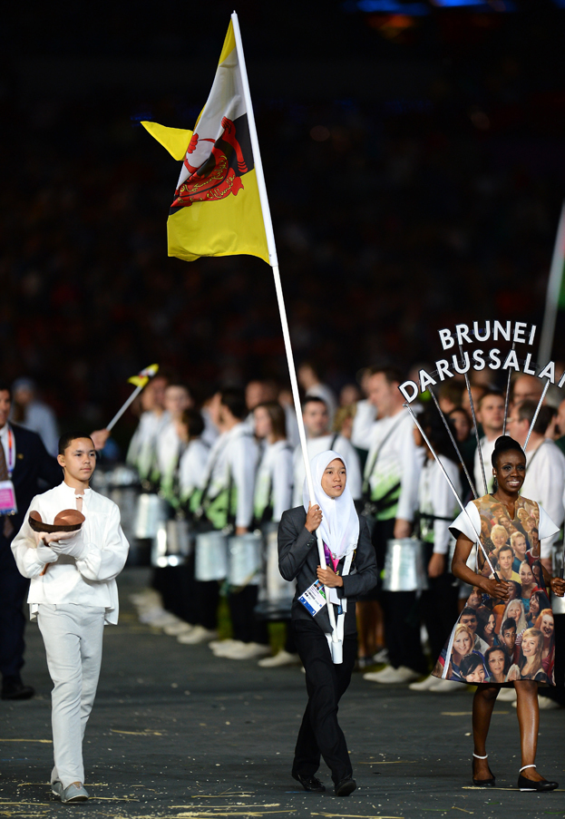 Знаменосец сборной Брунея на Олимпийских играх-2012 в Лондоне легкоатлетка Мазия Махусин. Знаменосец сборной Брунея на Олимпийских играх-2012 в Лондоне легкоатлетка Мазия Махусин
