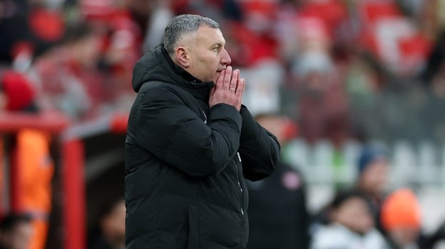 Главный тренер «Акрона» Заур Тедеев.