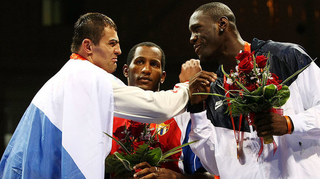 Деонтей Уайлдер поздравляет олимпийского чемпиона Игр-2008 в Пекине россиянина Рахима Чахкиева. Американский боксер Деонтей Уайлдер поздравляет олимпийского чемпиона Игр-2008 в Пекине россиянина Рахима Чахкиева.