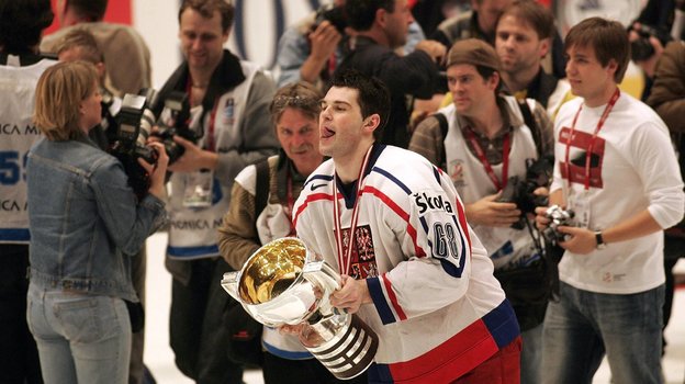 Яромир Ягр с кубком чемпиона мира в 2005 году.